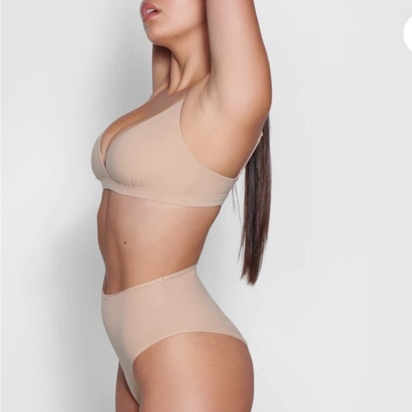 SKIMS FITS EVERYBODY CROSSOVER BRALETTE Color Clay Size M NWT - Picture 6 of 9